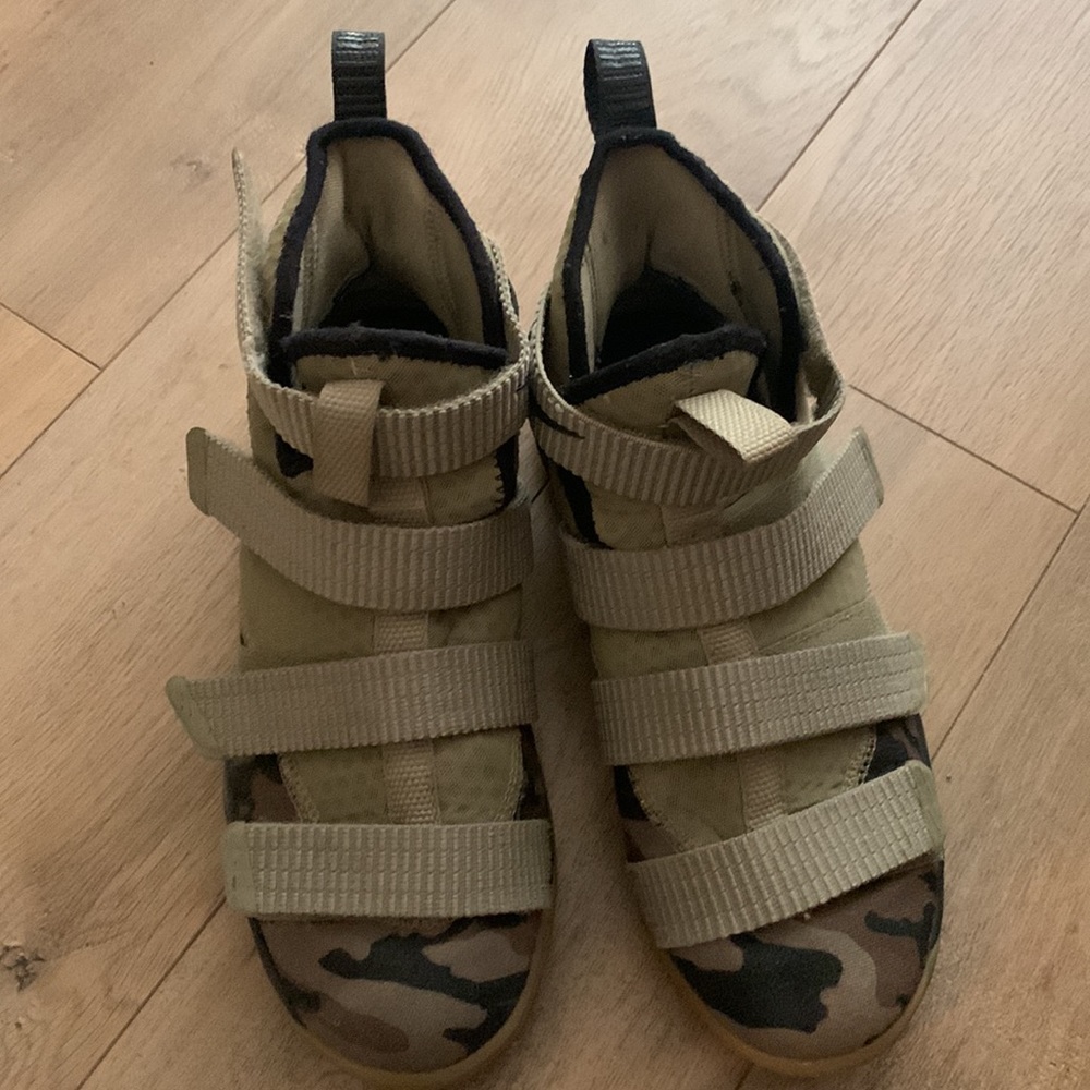 Lebron James Soldier 11 basketball shoe